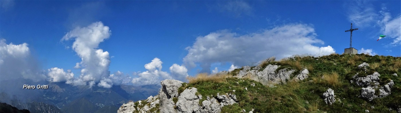 66 Eccomi in cresta di vetta del Venturosa...sventola la bandiera tricolore .jpg